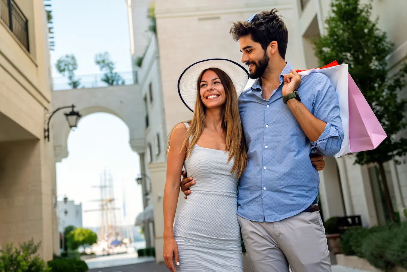 coppia che fa shopping a Bibione